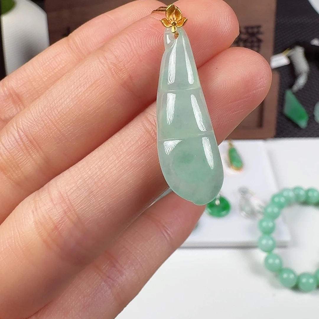 翡翠18K金镶嵌颈饰