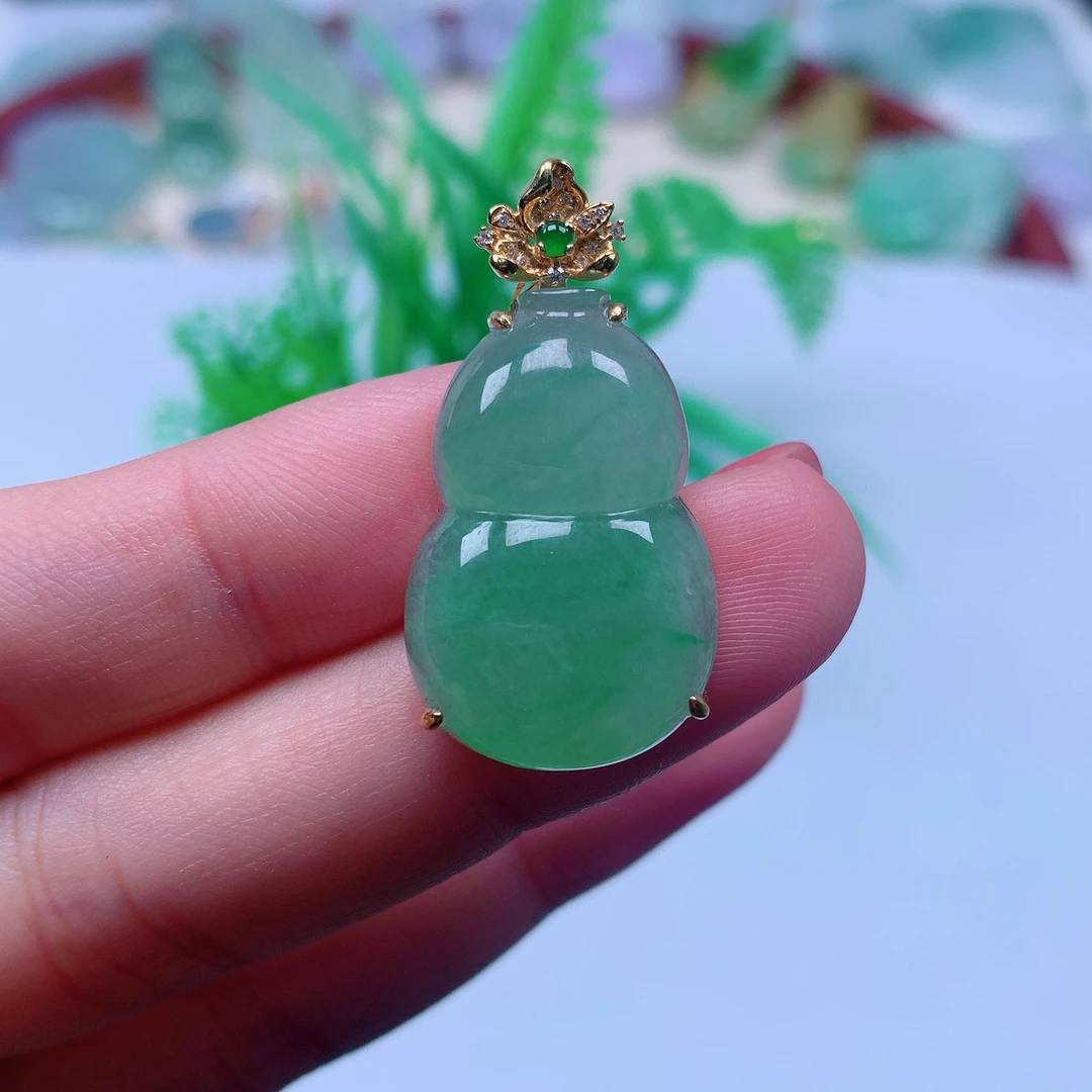 缅甸天然A货翡翠，冰甜绿葫芦 编号13/0103尺寸32.4/17-6.1