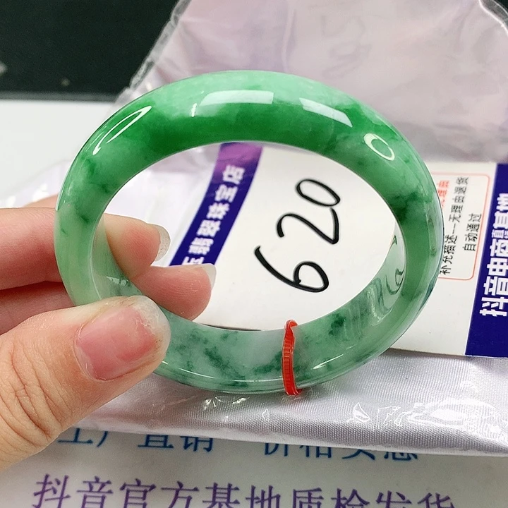 翡翠手镯未镶嵌翡翠