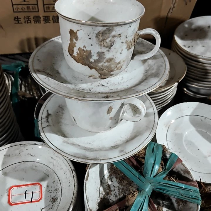 摆件盘子碗茶壶啥都有