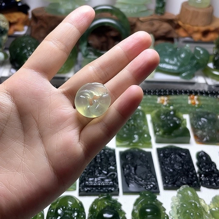 蛇纹石玉未镶嵌颈饰
