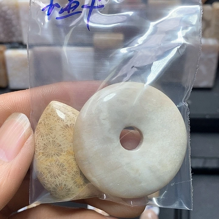 石英质玉颈饰合金