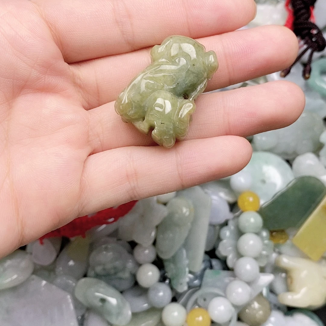 颈饰未镶嵌翡翠貔貅
