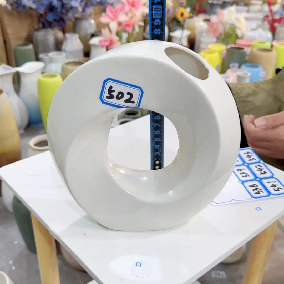 赵***野502号陶瓷高20厘米瑕疵一个