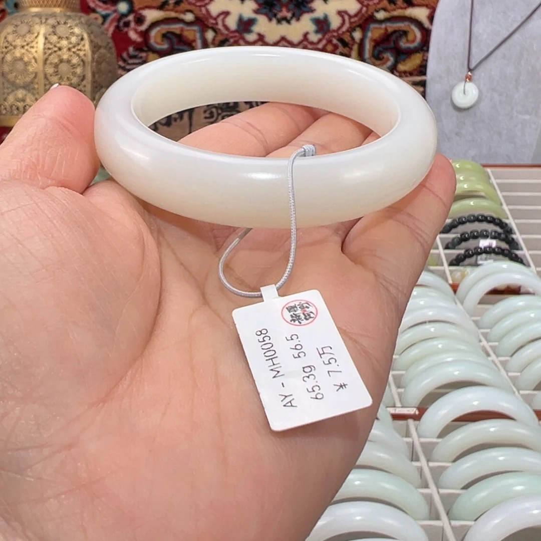 和田玉未镶嵌手镯天然优雅高贵羊脂级且末老料