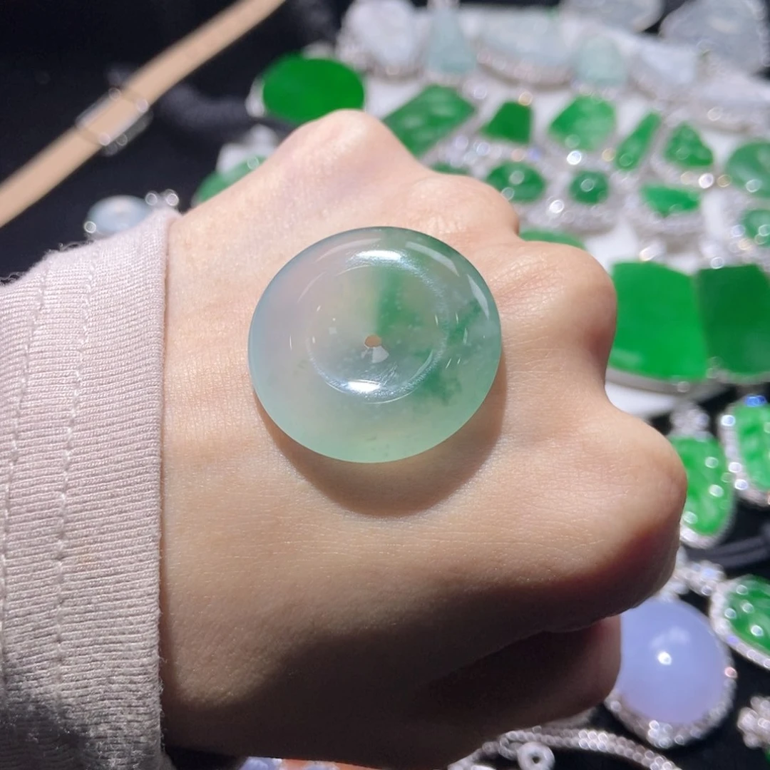 翡翠套链18K金镶嵌吊坠