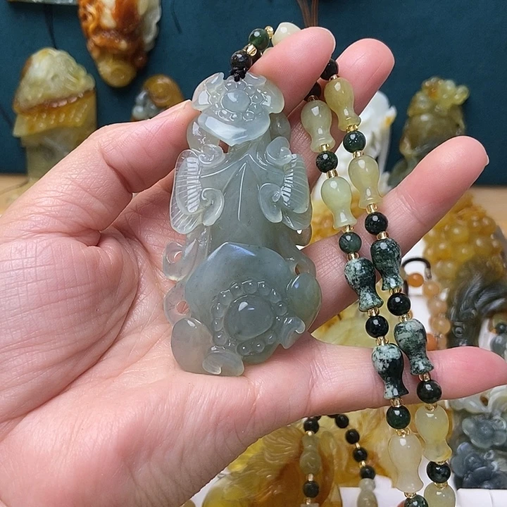 天***遥蛇纹石玉未镶嵌颈饰