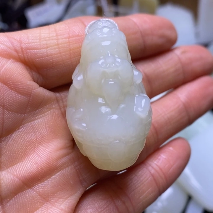 和田玉未镶嵌把件