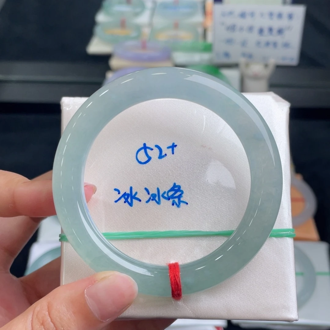 翡翠手镯未镶嵌翡翠手镯