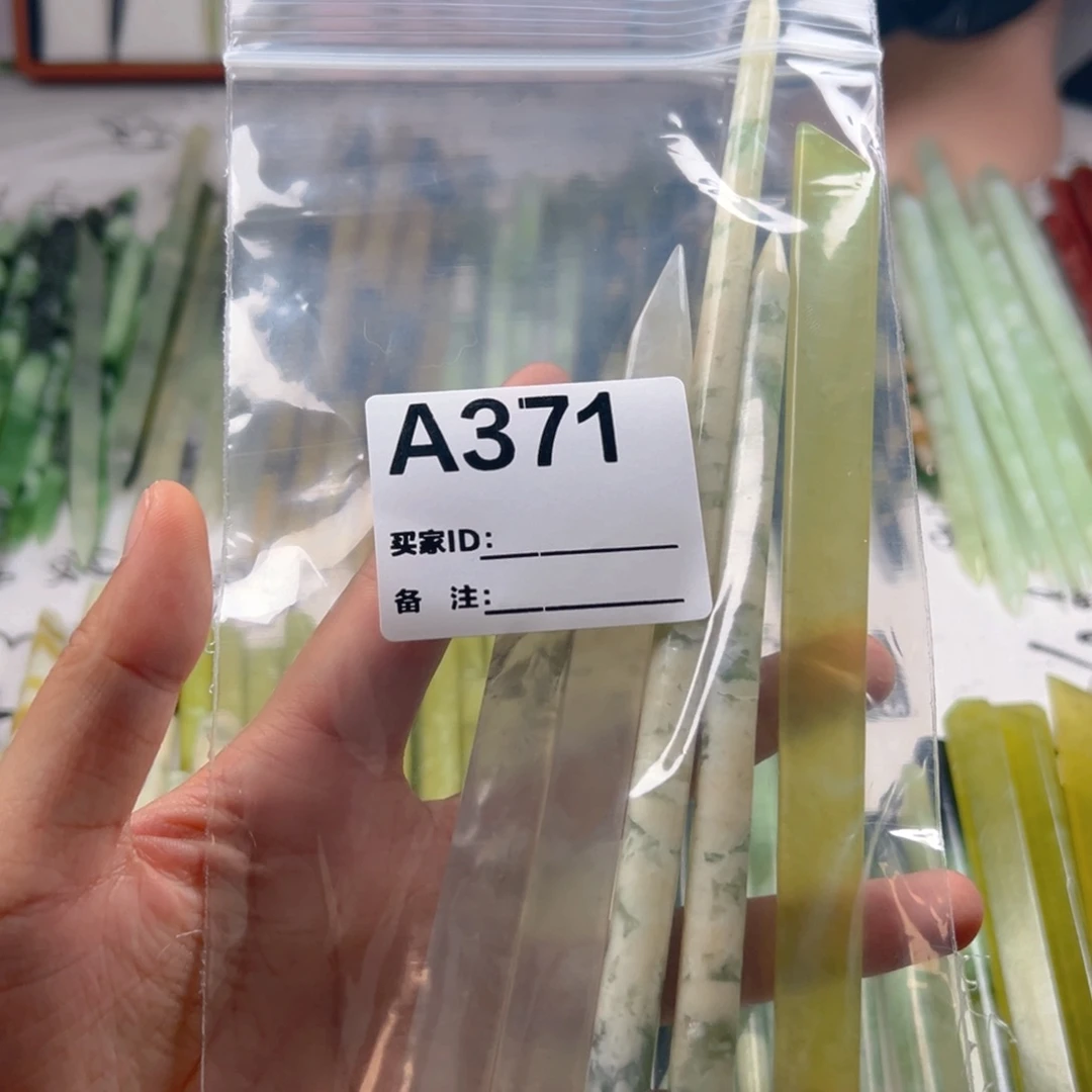 超***奶未镶嵌蛇纹石玉颈饰