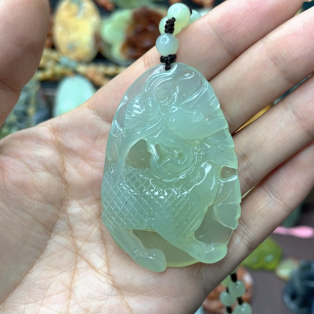 蛇纹石玉颈饰未镶嵌