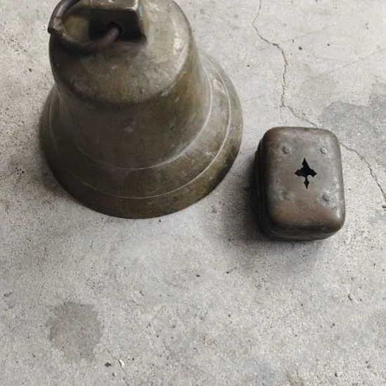 二***叔一个铜铃，一个铜盒品相如图所示看好下单