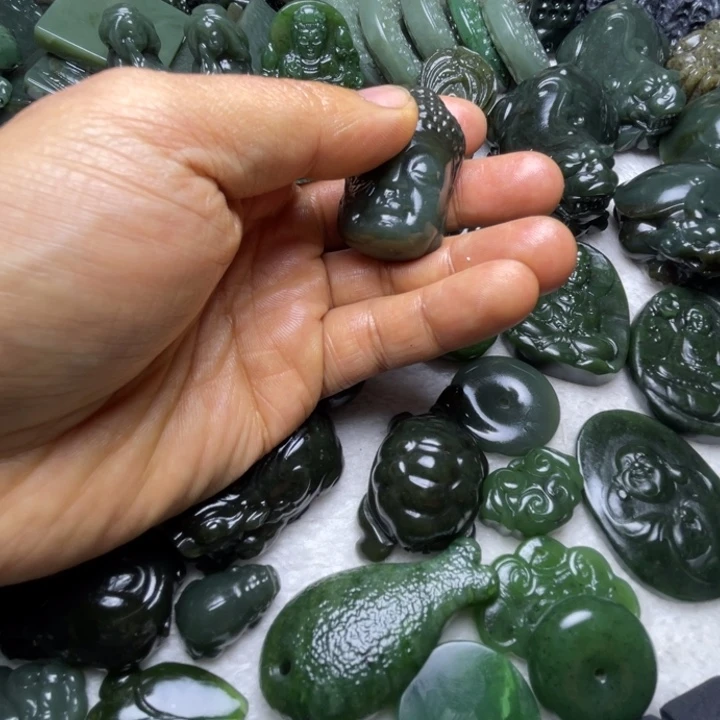 带***。和田玉未镶嵌颈饰