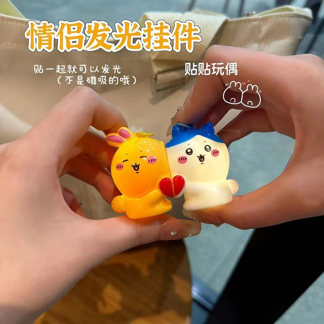 520情侣贴贴发光钥匙扣创意Chiikawa小八乌萨奇好友感应亮灯挂件