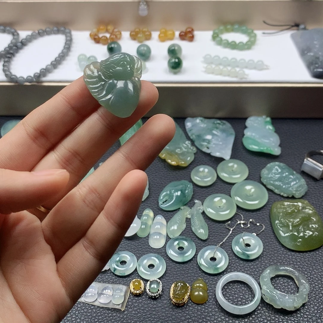 翡翠未镶嵌颈饰天使