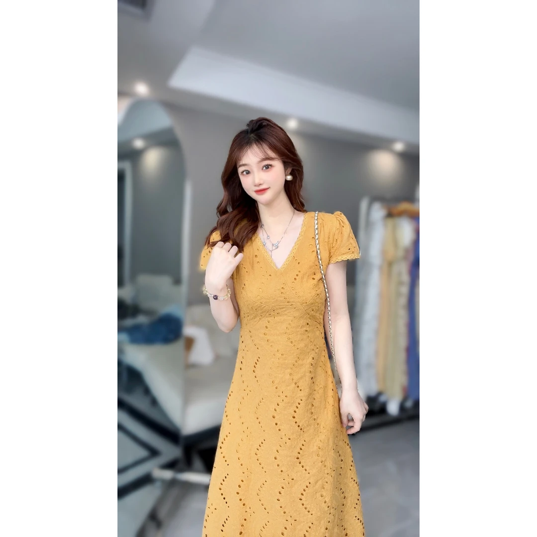 法式温柔风镂空V领短袖连衣裙女夏季新款高级感气质收腰长裙9001