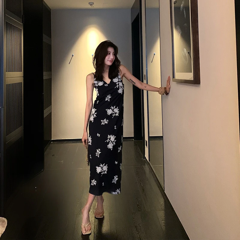 【ALONE SAVOR】龍喜儿 折腰法式浪漫碎花刺绣包臀吊带连衣裙Z456