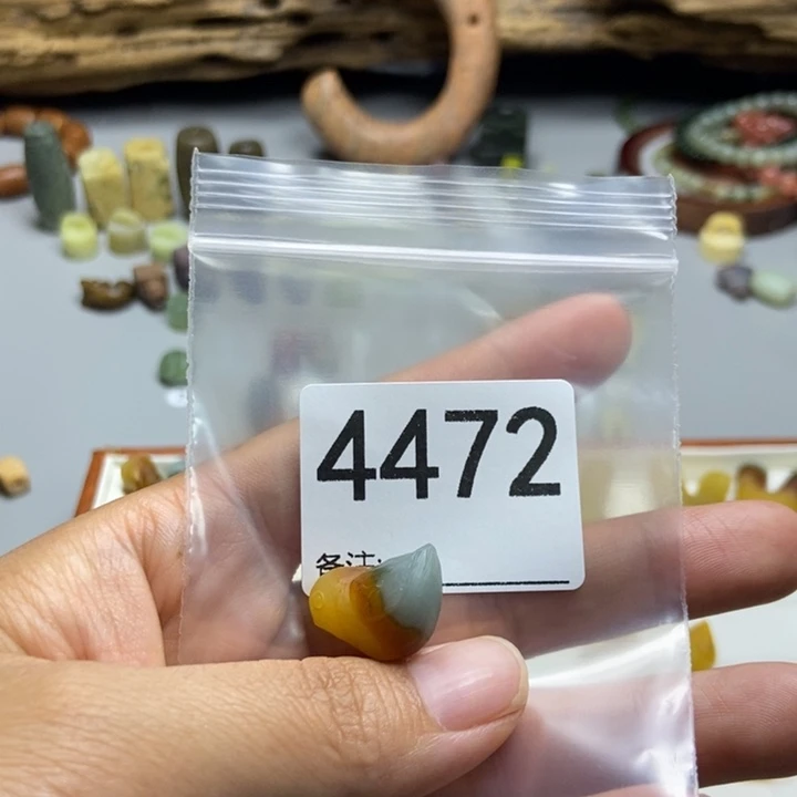 晴***暖未镶嵌蛇纹石玉颈饰