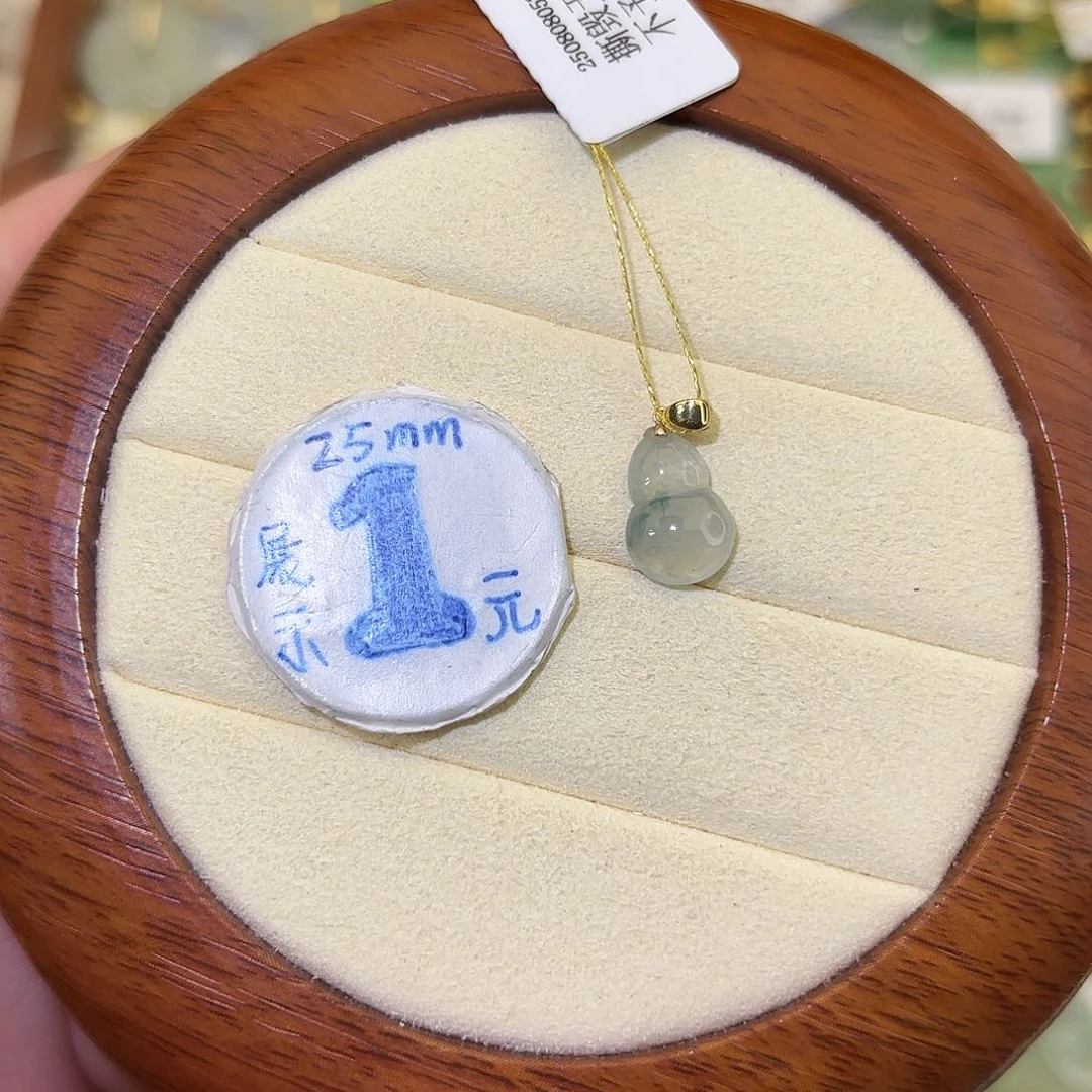 翡翠18K金镶嵌颈饰葫芦