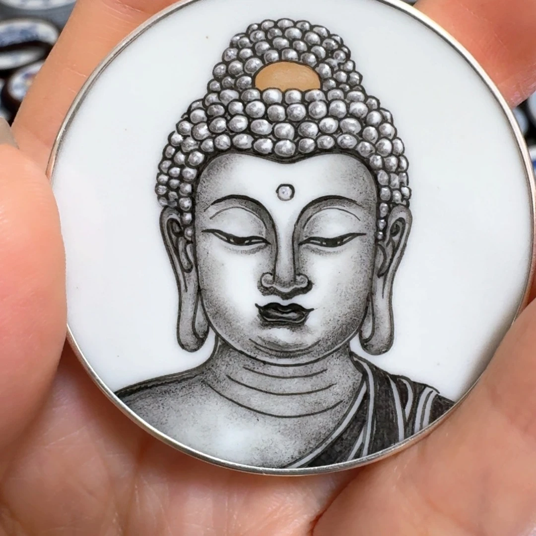 瓢***尘瓷片粉彩纯银大日如来挂件
