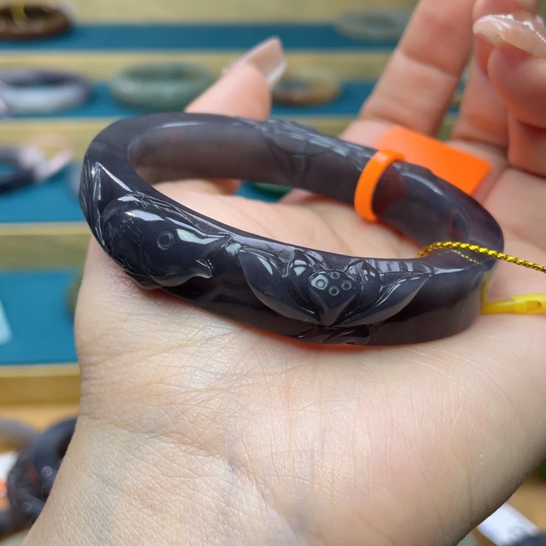 和田玉手镯59圈口。编号84贵妃未镶嵌