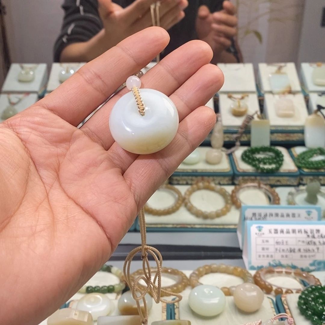 身***惫和田玉未镶嵌颈饰