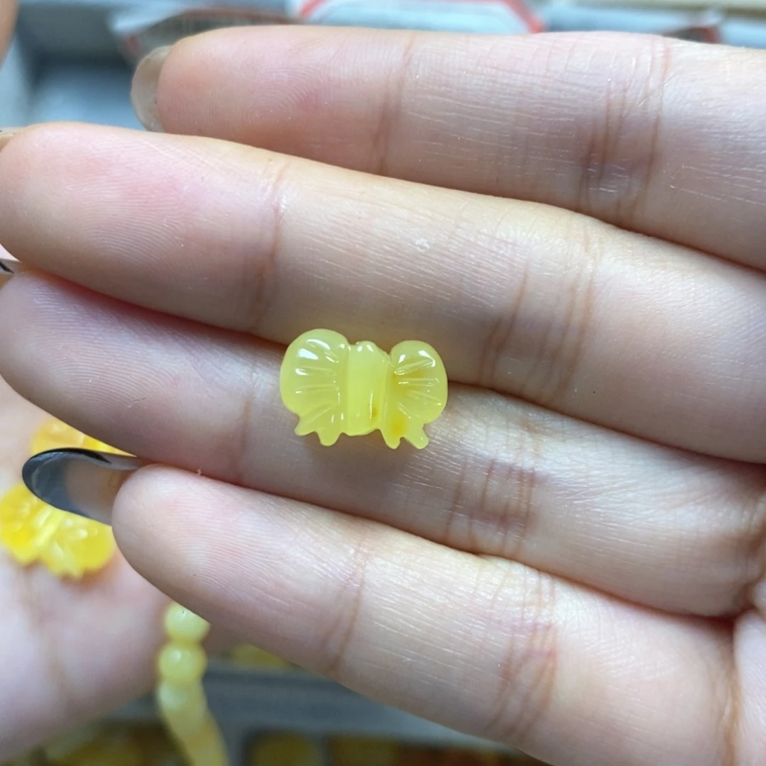 未镶嵌颈饰琥珀宝***?蝴蝶结