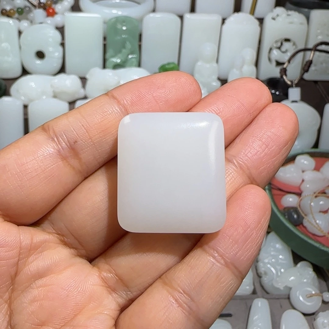 和田玉颈饰未镶嵌半**人