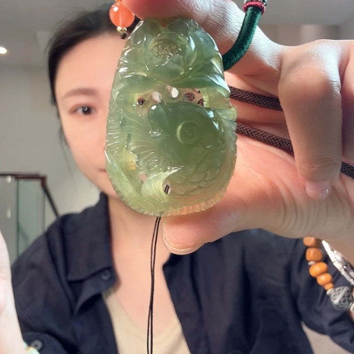 1***姐未镶嵌蛇纹石玉颈饰