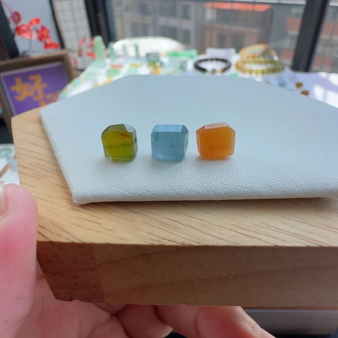 未镶嵌定制翡翠是**呀定制翡翠毛货不退不换