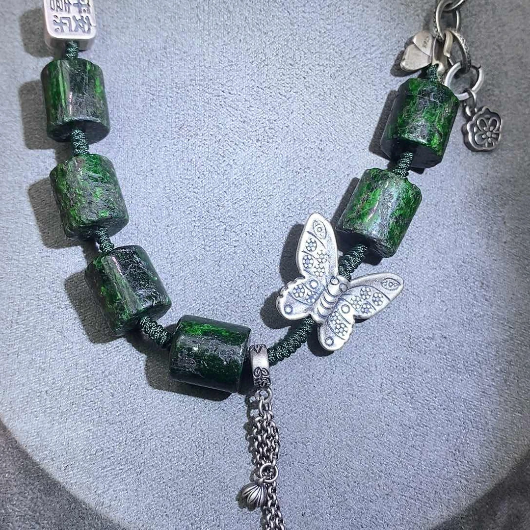 颈饰未镶嵌翡翠漂亮美眉