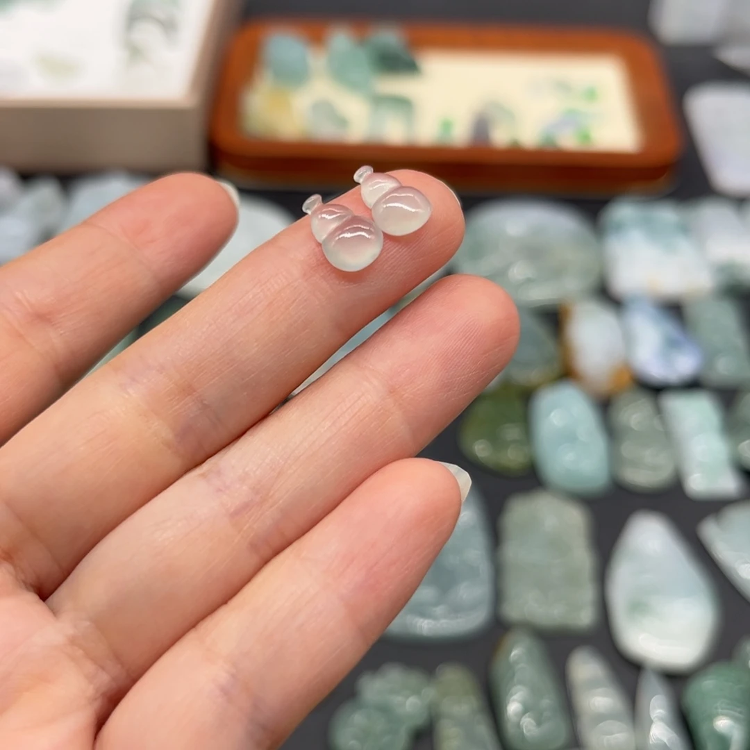 翡翠未镶嵌颈饰葫芦一对