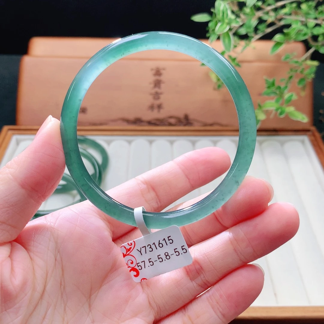 未镶嵌手镯（圆镯）翡翠