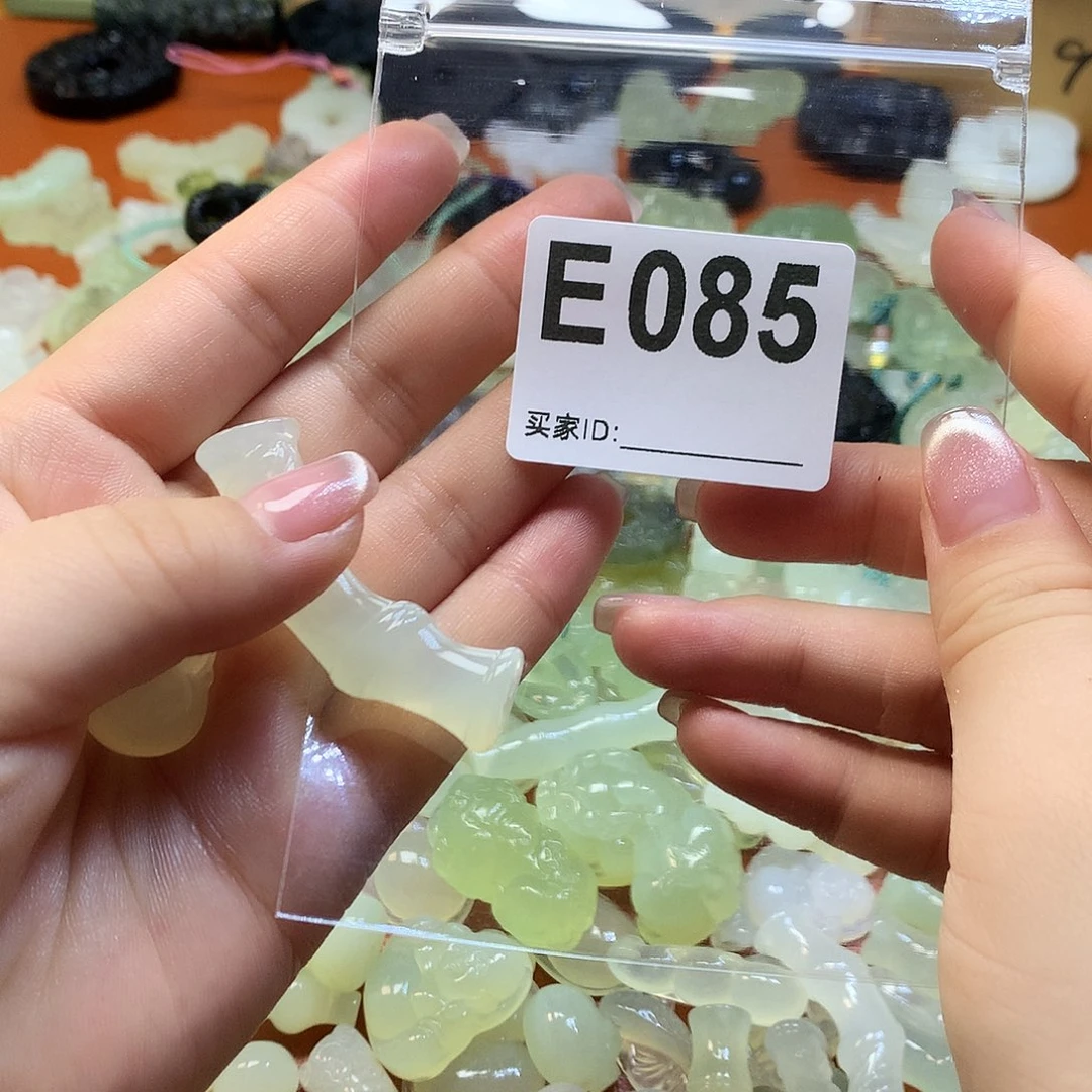 蛇纹石玉颈饰合金榆***?