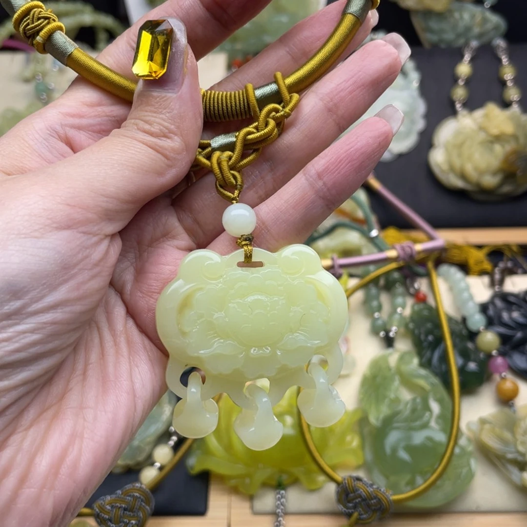 蛇纹石玉颈饰未镶嵌