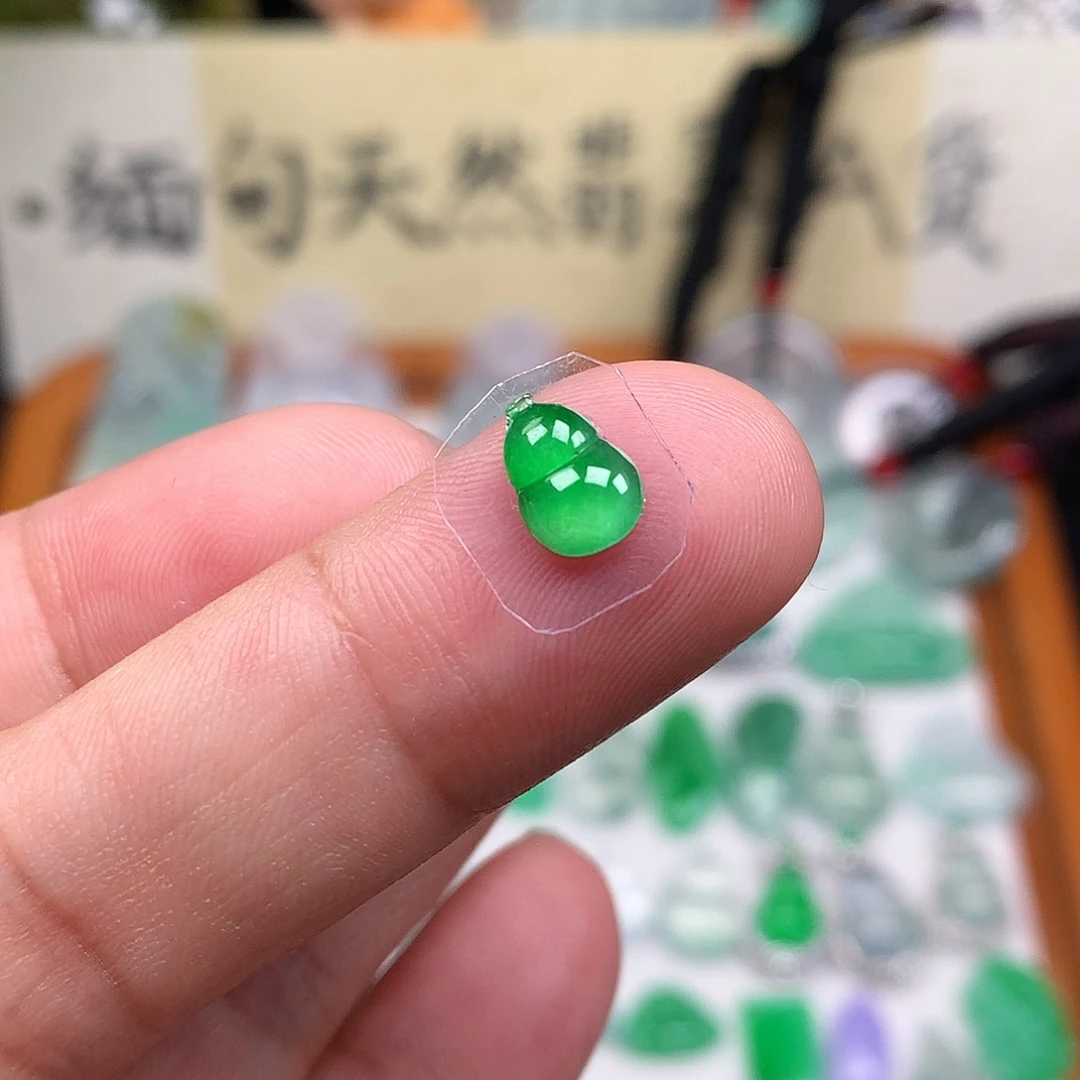 翡翠裸石缅甸天然A货翡翠阳绿葫芦