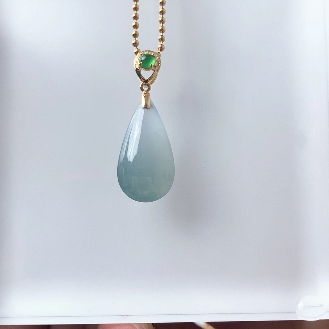 翡翠未镶嵌颈饰水滴