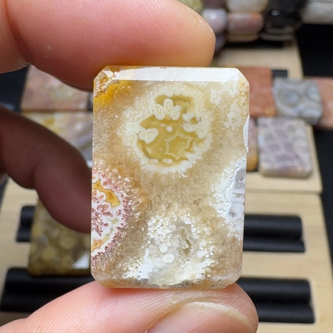 石英质玉未镶嵌纯天然色有机玉石保真色