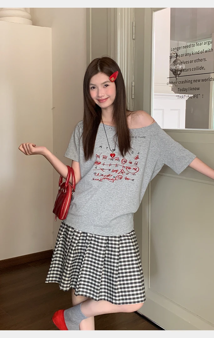 美式复古灰色露肩宽松舒适套头一字肩堆叠标语日历弹幕T恤短袖女
