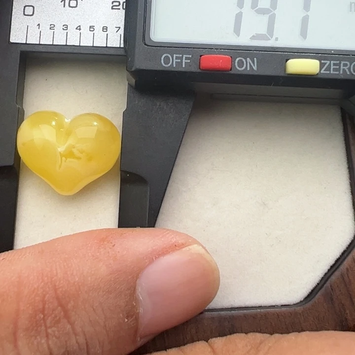 未镶嵌琥珀裸石6号屁桃1.75克