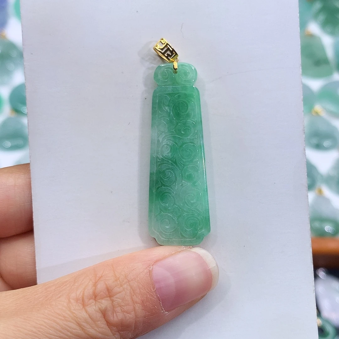 翡翠18K金镶嵌颈饰翡翠吊坠