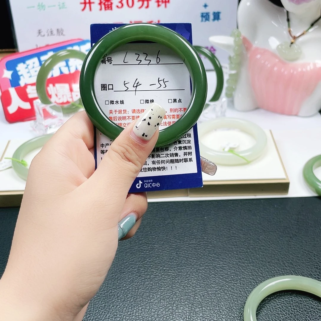 只***心和田玉未镶嵌手镯