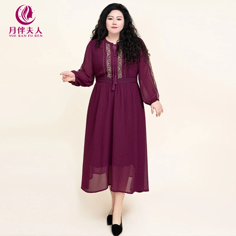 月伴夫人 2025春季新款大码民族风流苏刺绣高端轻奢连衣裙7559