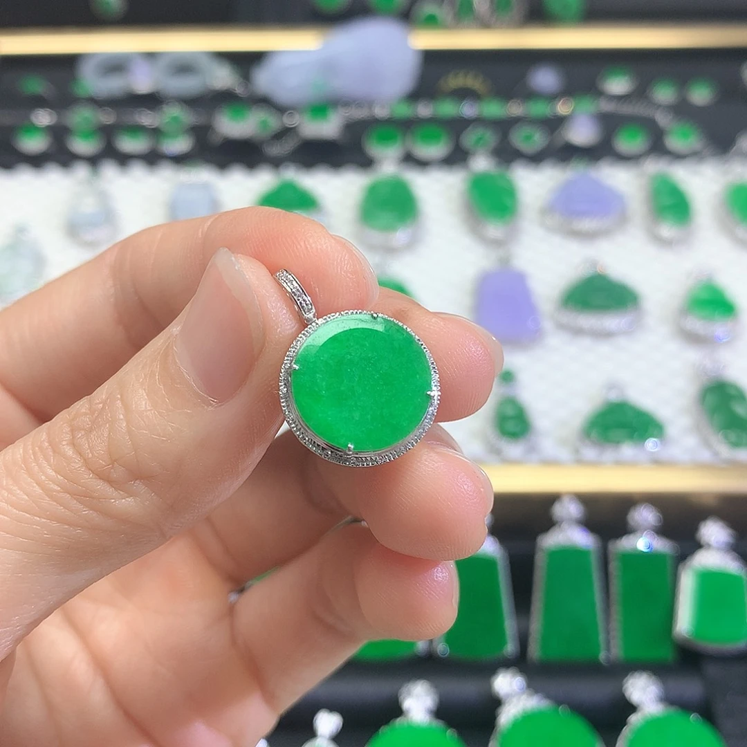 颈饰18K金镶嵌翡翠吊坠