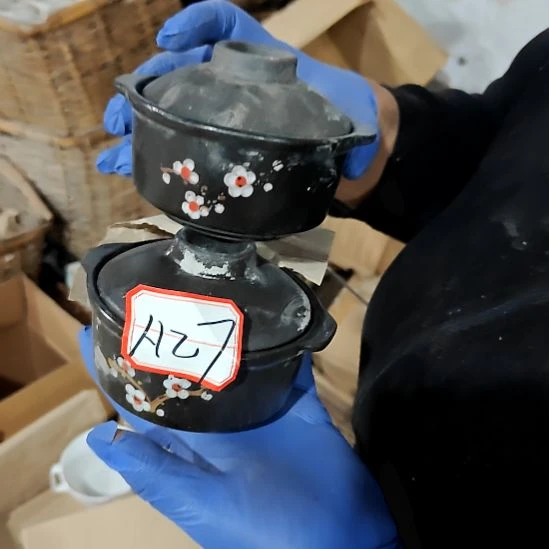 盘子碗茶壶啥都有