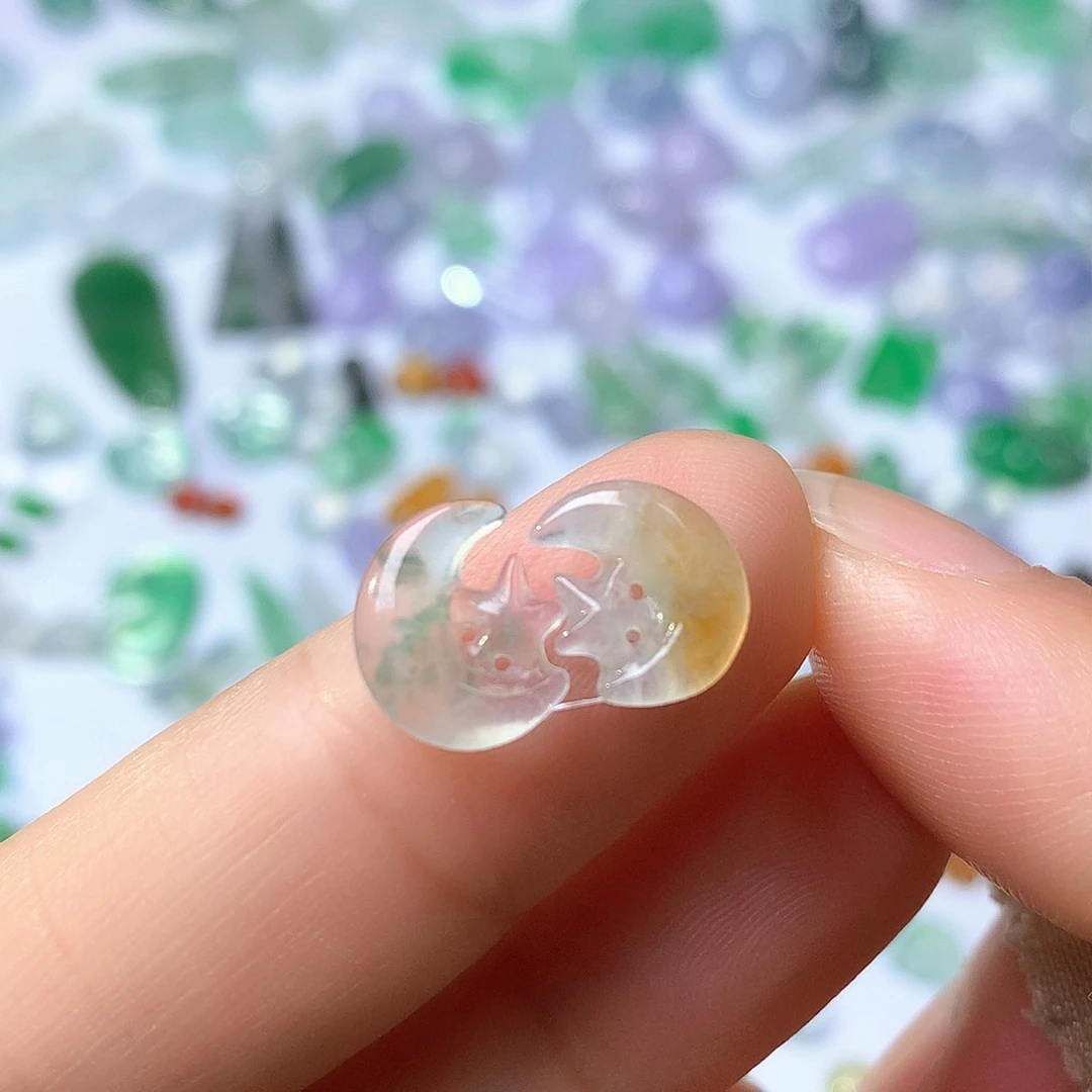 翡翠未镶嵌颈饰月亮