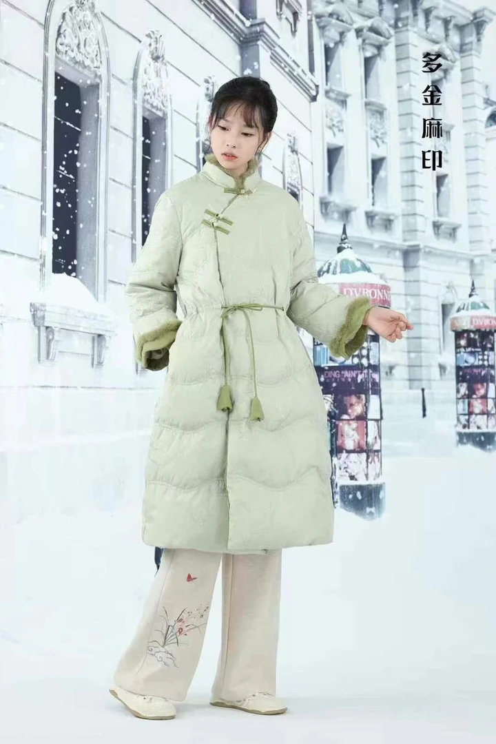 多金麻印24年新款立领斜水貂毛襟水貂毛刺绣腰带国风长款羽绒服