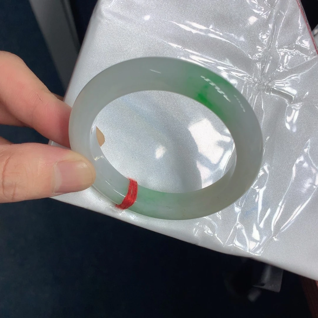 翡翠手镯未镶嵌小****上翡翠