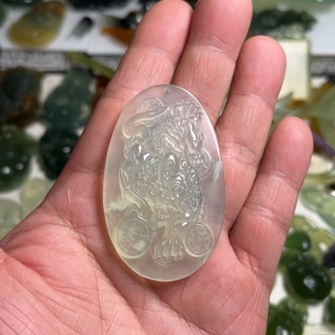蛇纹石玉未镶嵌颈饰