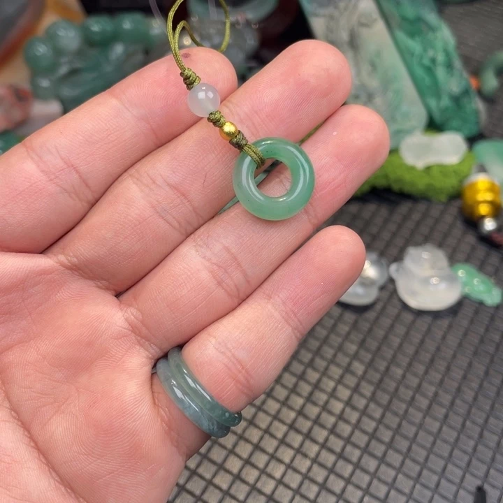 石英质玉未镶嵌颈饰